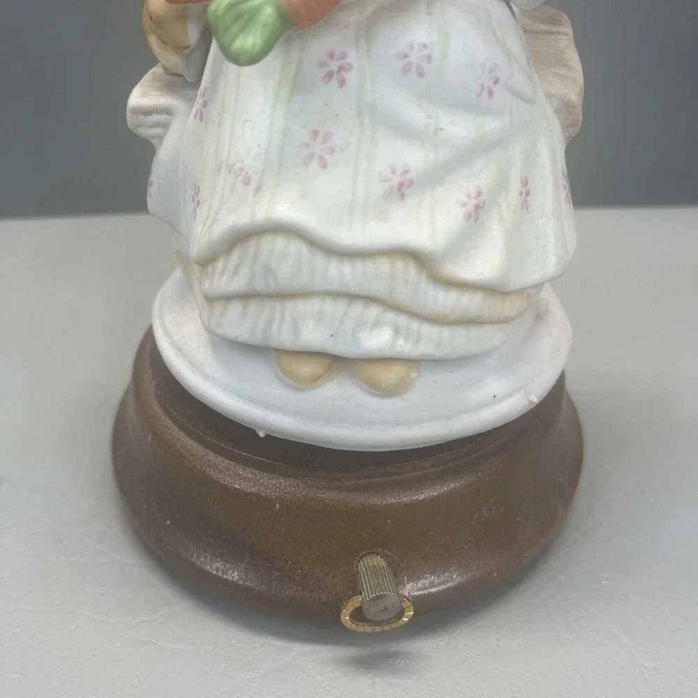 Sankyo Porcelain Doll Rabbit Carrots Music Box Rotates Easter Vintage Japan
